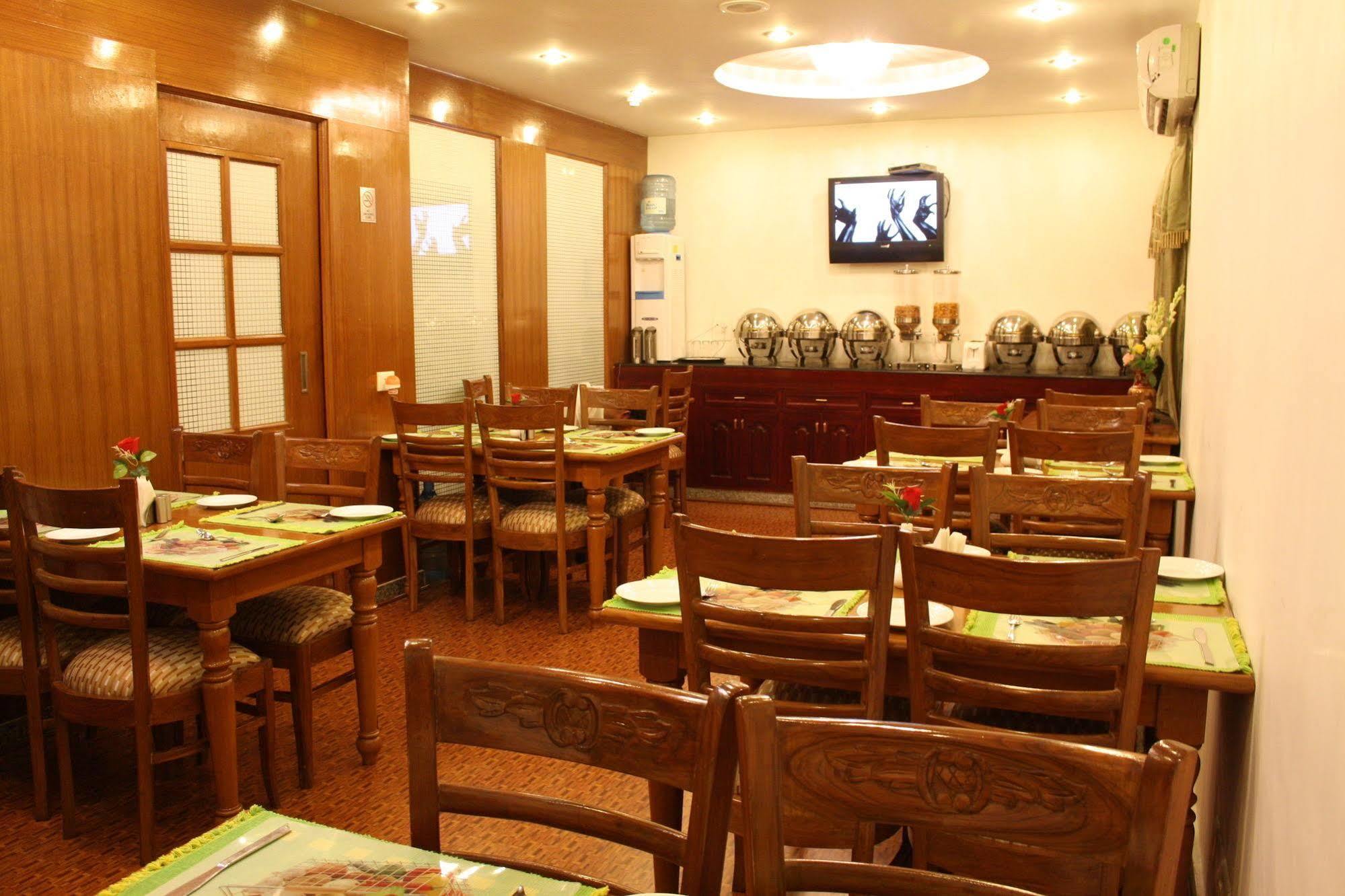 Oyo 367 Hotel Forest Green Yeni Delhi Restoran fotoğraf
